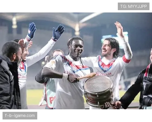 萨拉赫创欧冠最快帽子戏法纪录，闪耀赛场续写足球传奇