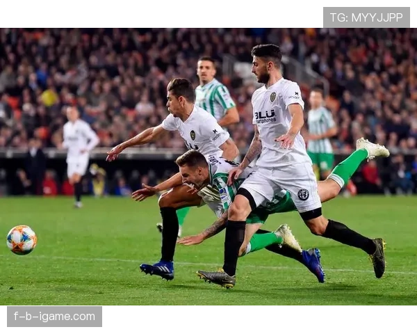 阿劳霍：钢铁防线铸就球队荣耀，坚韧表现持续闪耀赛场