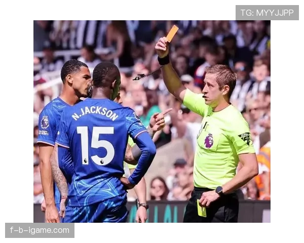 英超积分榜更新：争冠悬念迭起，保级大战愈演愈烈