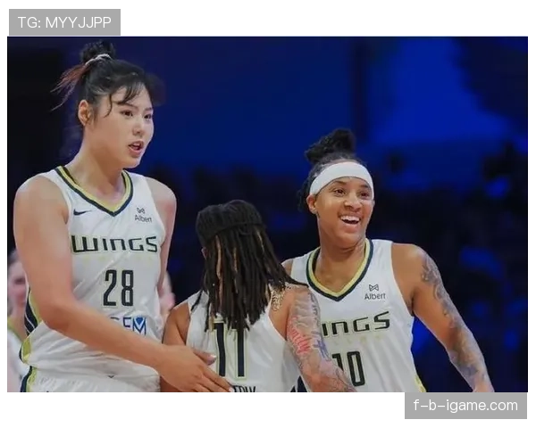 李月汝上场像坦克，下了场居然拎着超市塑料袋回家，这差距也太能演了