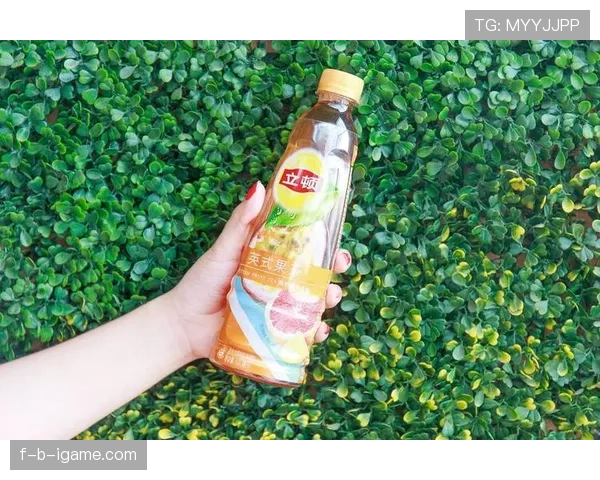 王昶家的冰箱里塞满了能量饮料，训练完直接拿瓶当水喝